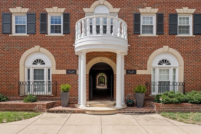 Building Photo - Available Now! Updated //3 Bedroom 2.5 Bat...
