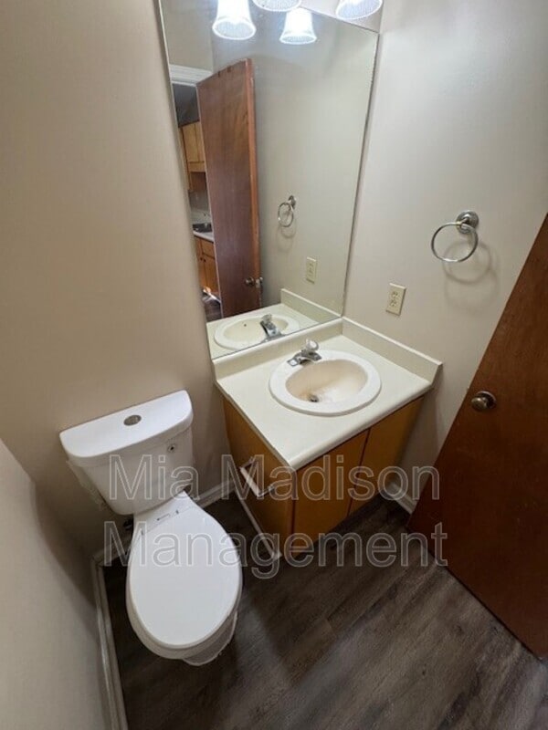 Building Photo - 141 Hunt Club Ct