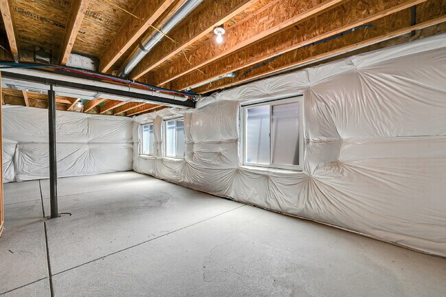 Building Photo - $2,650 - 4 Bed, 2.5 Bath Home with Fenced ...