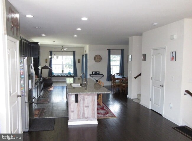 Building Photo - 544 Liam Pl