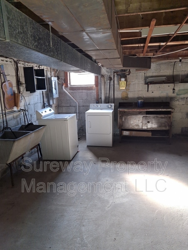 Building Photo - 915 W Browning Rd