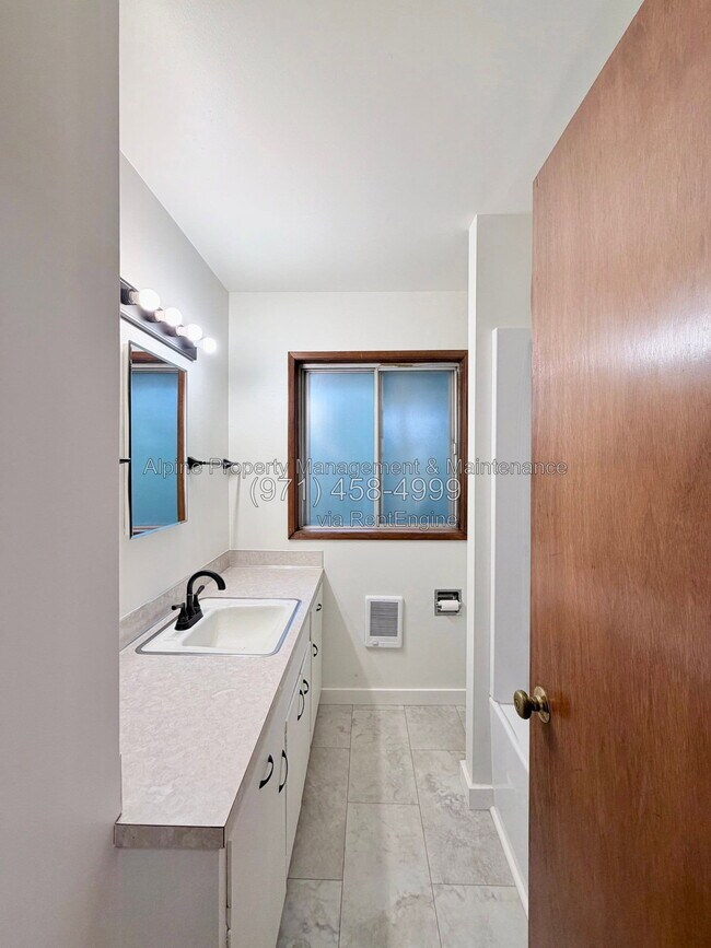 Building Photo - 7030 SW Canyon Crest Dr