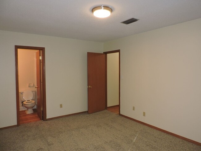 Building Photo - Convenient to interstate, schools & shopping!