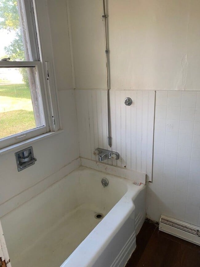 Building Photo - 2 Bedrooms, 1 Bathrooms Single Family Home...