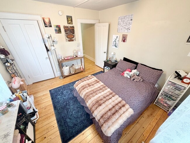 Building Photo - 3 Bedroom Apartment in Burlington VT Available NOW! OFF STREET PARKING, LAUNDRY, HEAT INCLUDED!