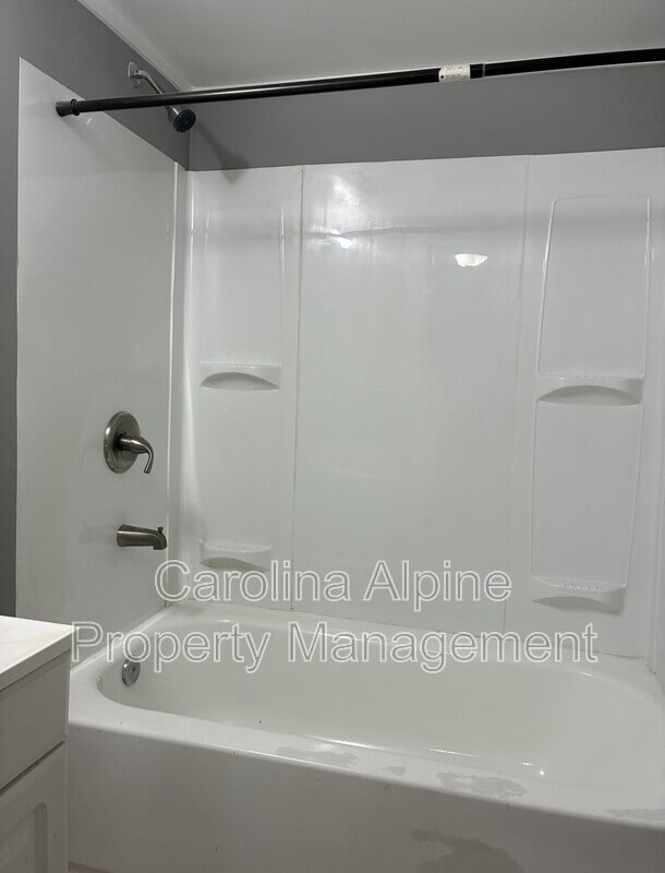 Building Photo - 420 McBrayer St