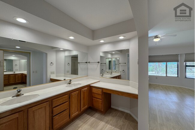 Building Photo - 17211 N Desert Glen Dr