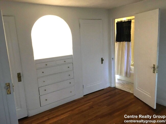 Building Photo - Amazing value two bedroom in Brookline