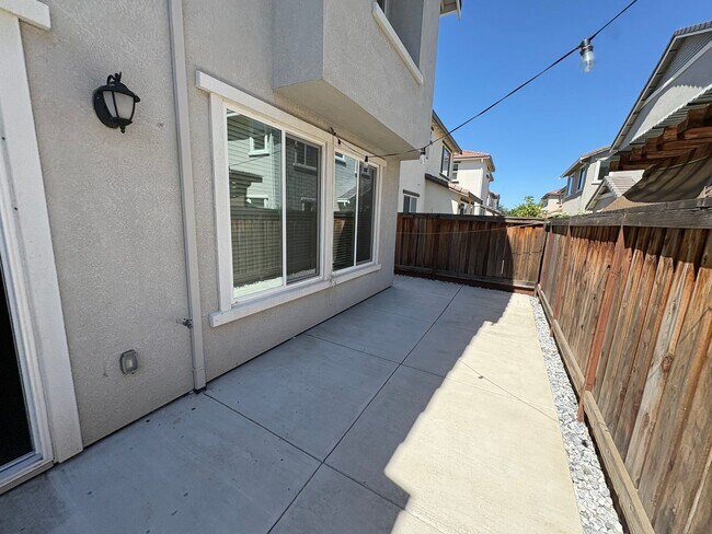 Building Photo - Beautiful 4 Bed 3 Full Bath Home with Solar in Brentwood