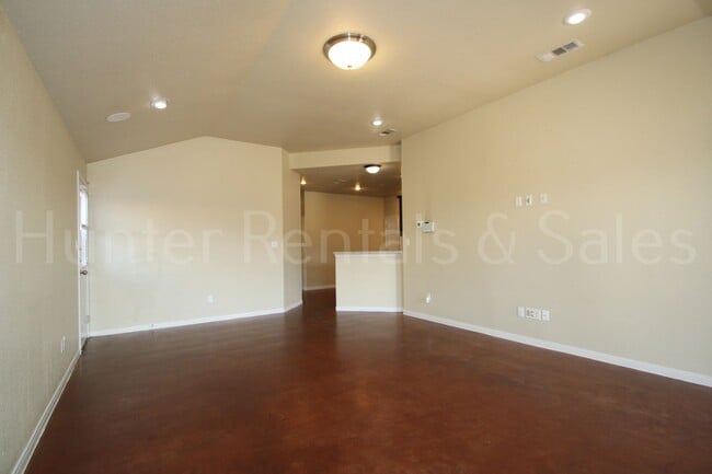 Building Photo - Beautiful 3 Bedroom Duplex