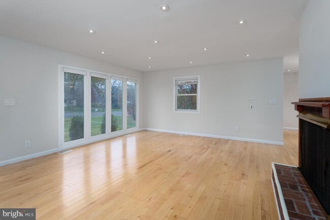 Building Photo - 384 Walnut Ln