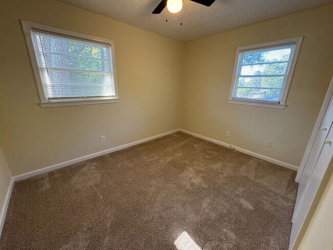 Building Photo - 3 Bedroom 2 Bath (w/ Bonus Room) & Spacious Living Area