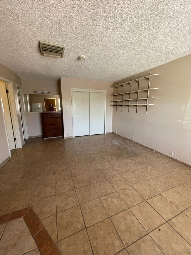 Building Photo - Large Studio