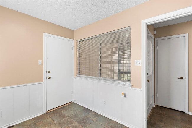 Building Photo - 8301 Greenslope Dr