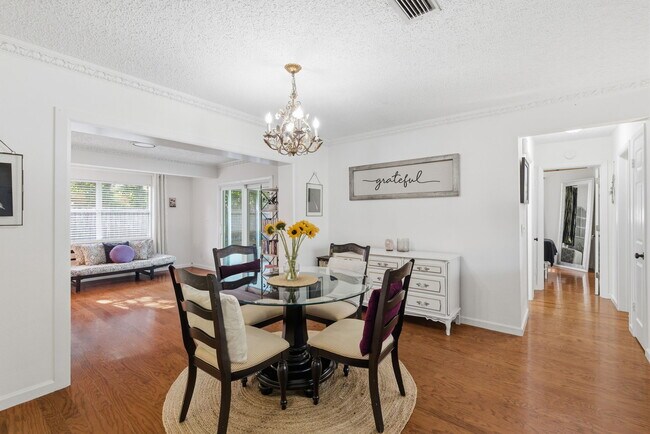 Building Photo - 2039 Pine Ridge Dr