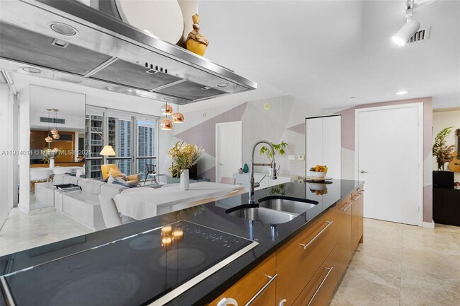 Building Photo - 495 Brickell Ave