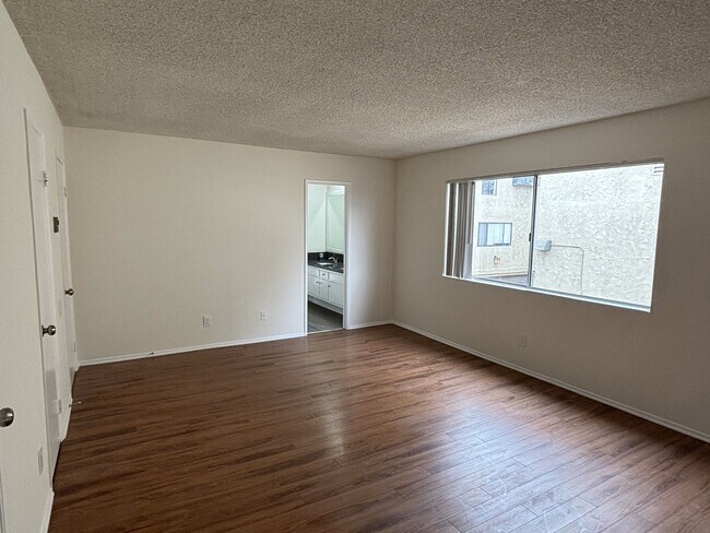 Building Photo - 2105 Grant Ave