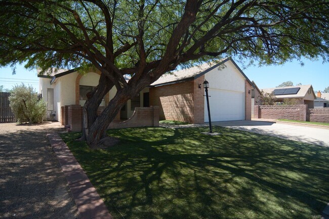 Building Photo - Updated 3  Bedroom 2 Bath Home! Located in Convenient South Tucson Location!