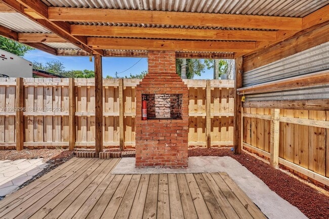 Building Photo - 2920 NE 8th Terrace