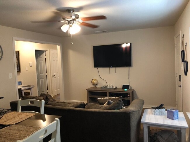Building Photo - Move in Ready - 3 bedroom 2 bath 1 car garage