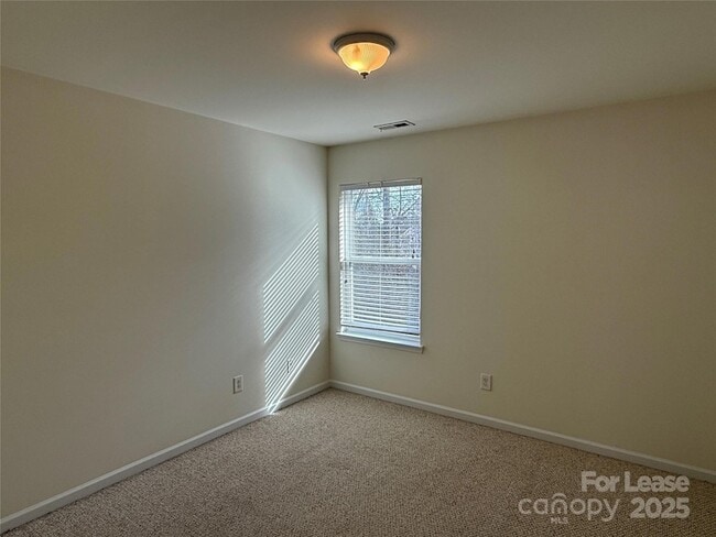 Building Photo - 5008 Centerview Dr