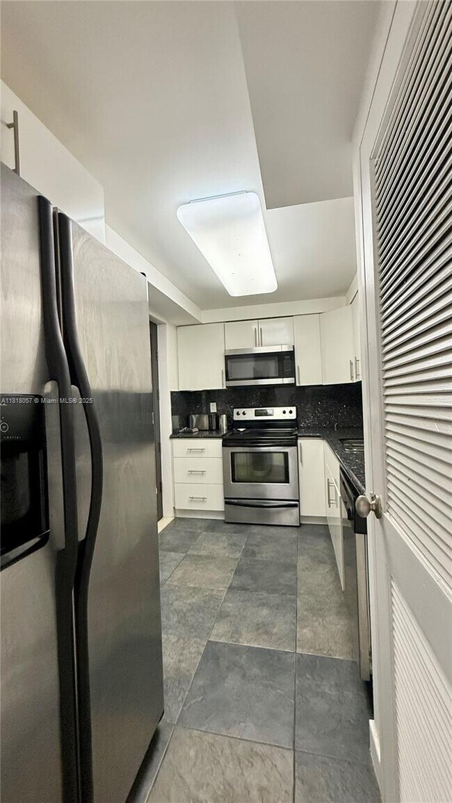 Building Photo - 301 Golden Isles Dr