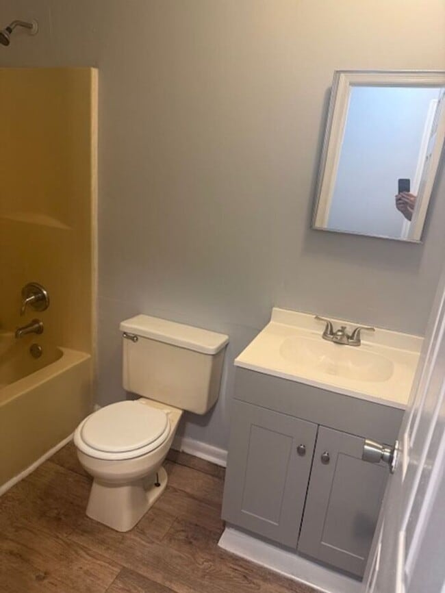 Building Photo - Three Bedroom Apartment in Norfolk