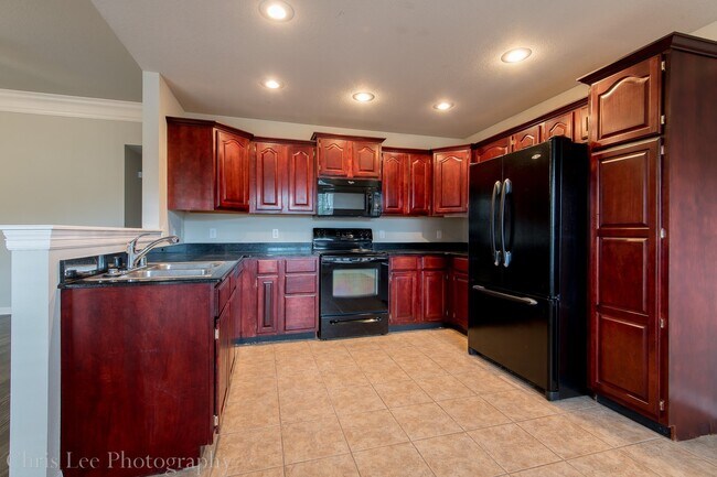 Building Photo - Spacious 3 Bedroom Home on Corner Lot! Must See!