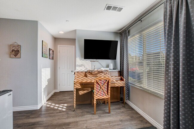 Building Photo - Stunning 3 Bed Home with Loft, Den & Upgraded Kitchen