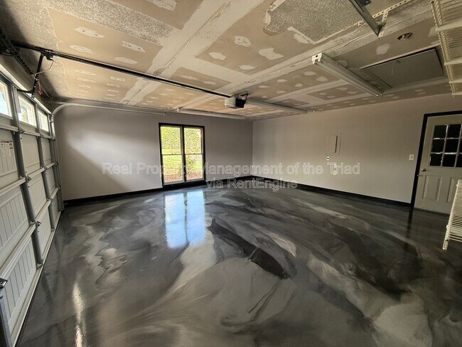 Building Photo - 916 Spring Hill Ct
