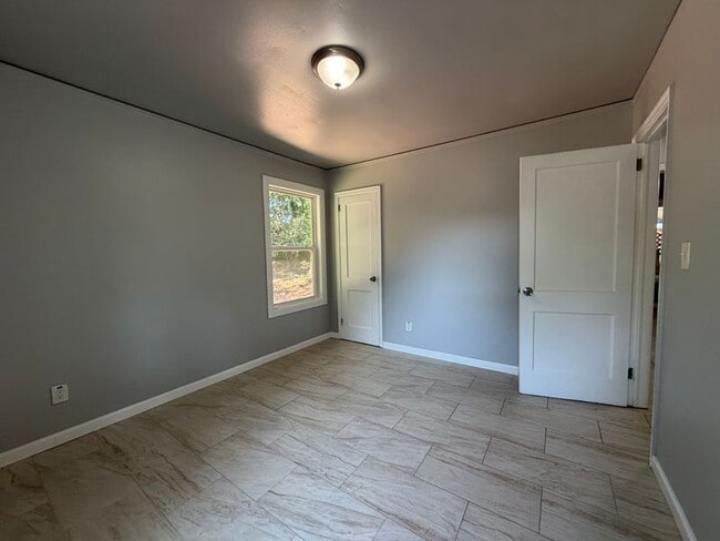 Building Photo - 2157 Nelms Dr SW