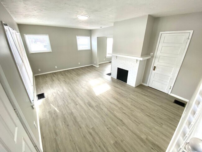 Building Photo - Newly Rehabbed Single Family in Dayton!: N...