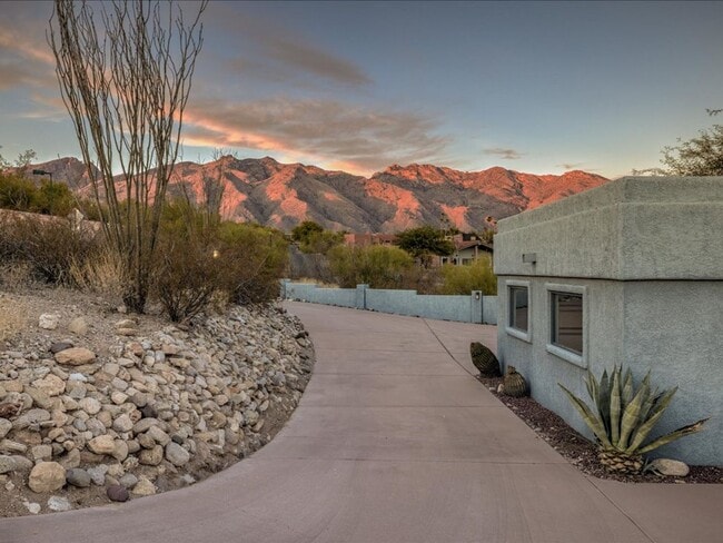 Building Photo - 4 Bedrooms, 3 Bathrooms