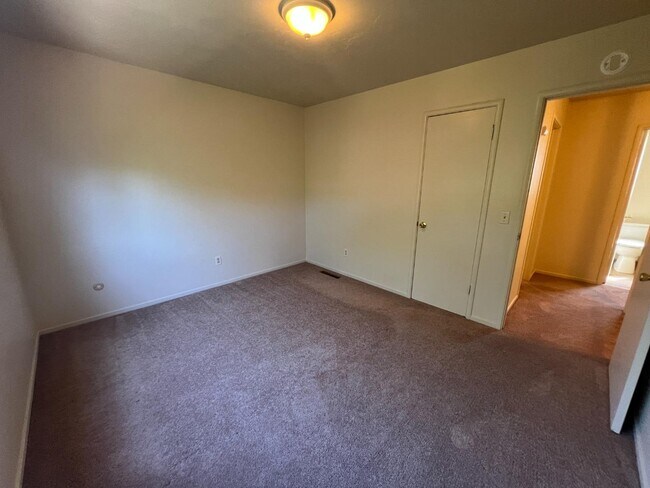 Building Photo - 830 Parcel St