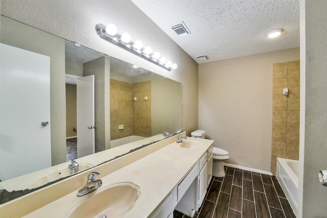 Building Photo - 10036 Woodico Dr