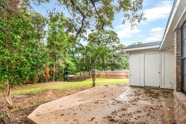 Building Photo - 5728 Post Oak Ct