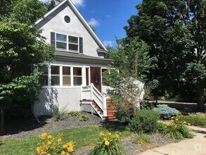 Building Photo - Amazing 5 Bedroom Single Home in SE!! ($50...