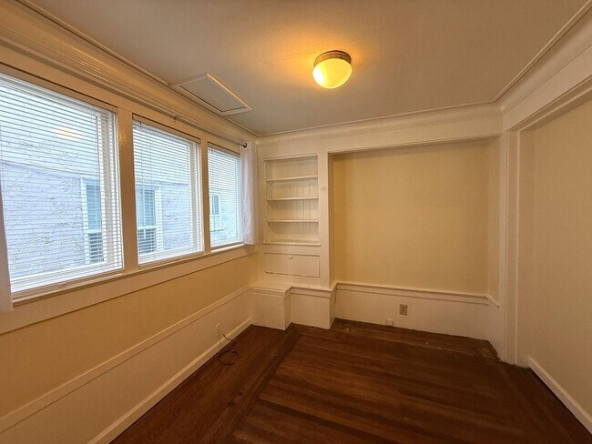Building Photo - 5BR 1.5BA Berkeley Home | W/D, Dishwasher, Backyard + Storage Near Shattuck & Berkeley Bowl