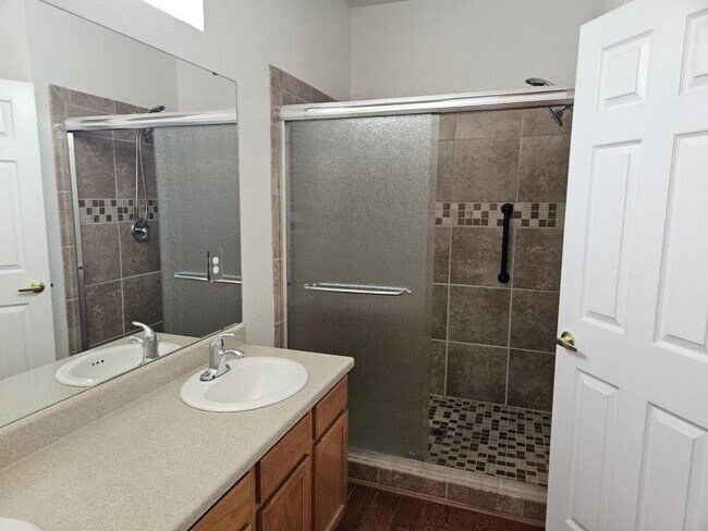Building Photo - 500 Rider Ridge Dr