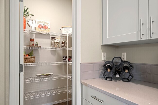 Building Photo - 3 Bedroom Townhome In Midtown with Fireplace