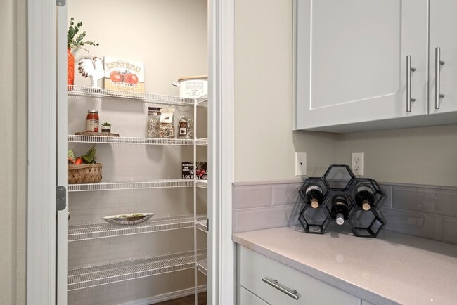 Building Photo - 3 Bedroom Townhouse - Pet Friendly!