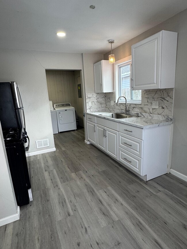 Building Photo - 5901 Roosevelt St