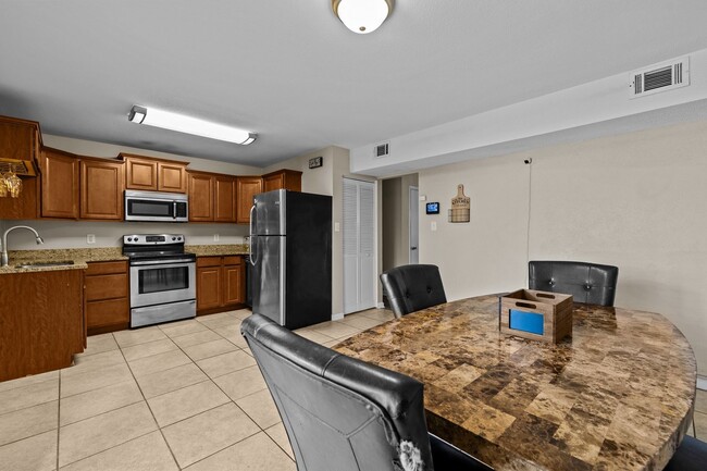 Building Photo - Bright & Cozy 2-Bedroom Townhouse with Solar Panels – Virginia Beach