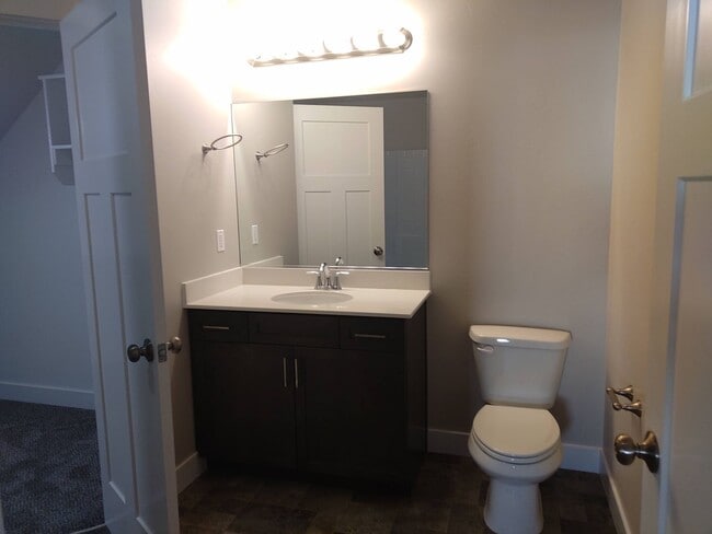 Building Photo - Cute and Spacious! Available Now! Month to Month Accepted