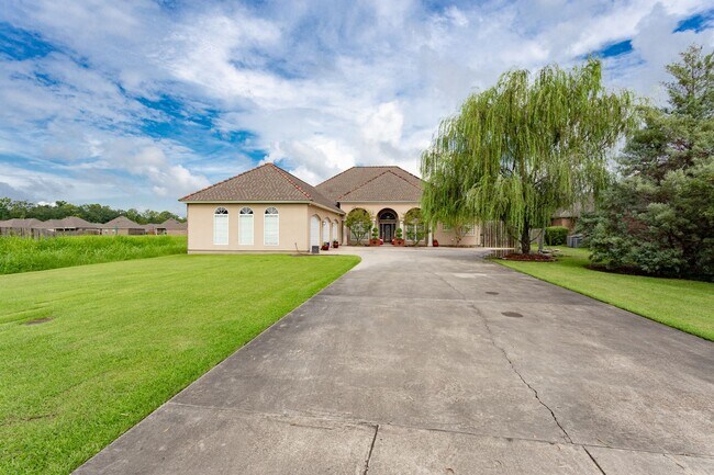 Building Photo - 3 Bedroom House in Addis with Pool, Gazebo...