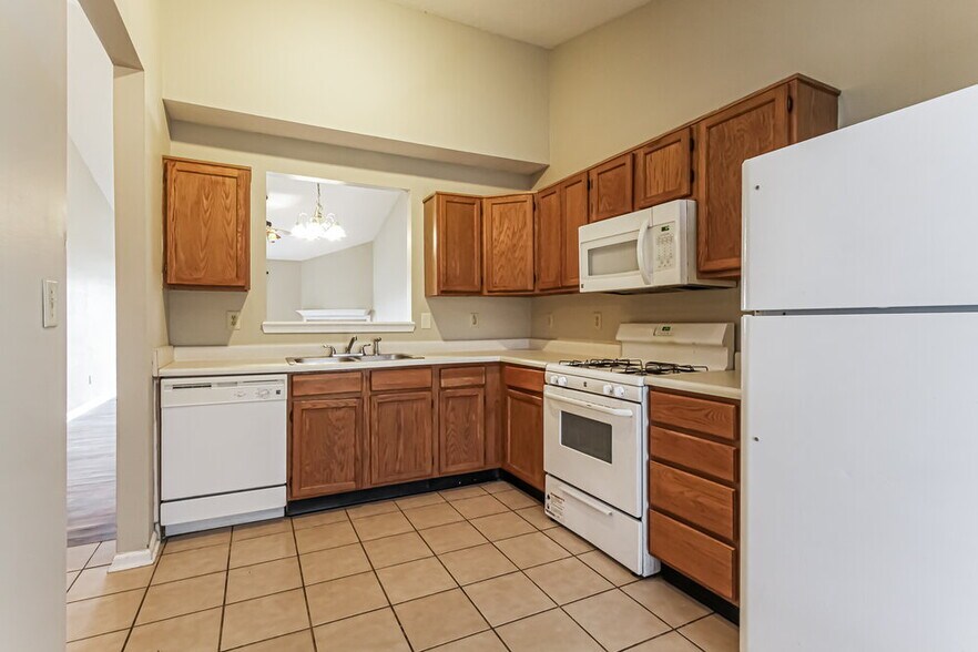 Building Photo - 5384 Lakeside Manor Dr