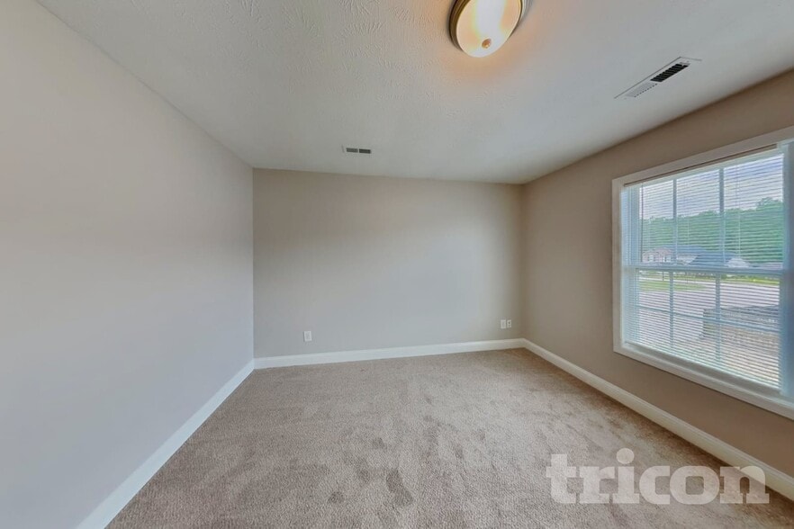 Building Photo - 15 Summerseat Way