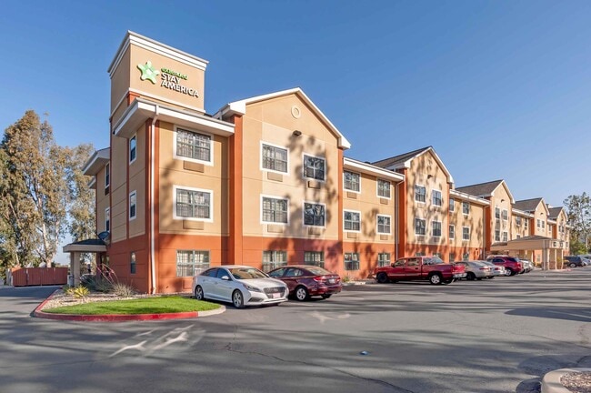 Building Photo - 20251 Lake Forest Dr