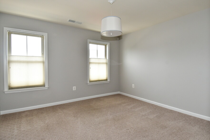Building Photo - 2602 S Kenmore Ct