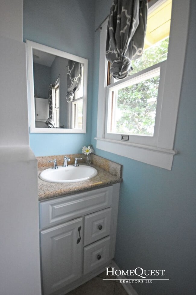 Building Photo - Live in Kailua Town!  Pet Friendly 3/2 wit...